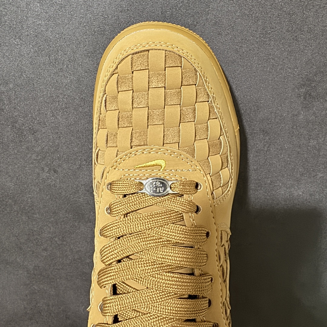 Nk Air Force 1 Low 编织小麦 空军一号低帮编织款板鞋 鞋面采用皮革搭配立体编织方块工艺,质感层次丰富。 Nk Air Force 1 Low 编织小麦 空军一号低帮编织款板鞋 鞋面采用皮革搭配立体编织方块工艺,质感层次丰富。