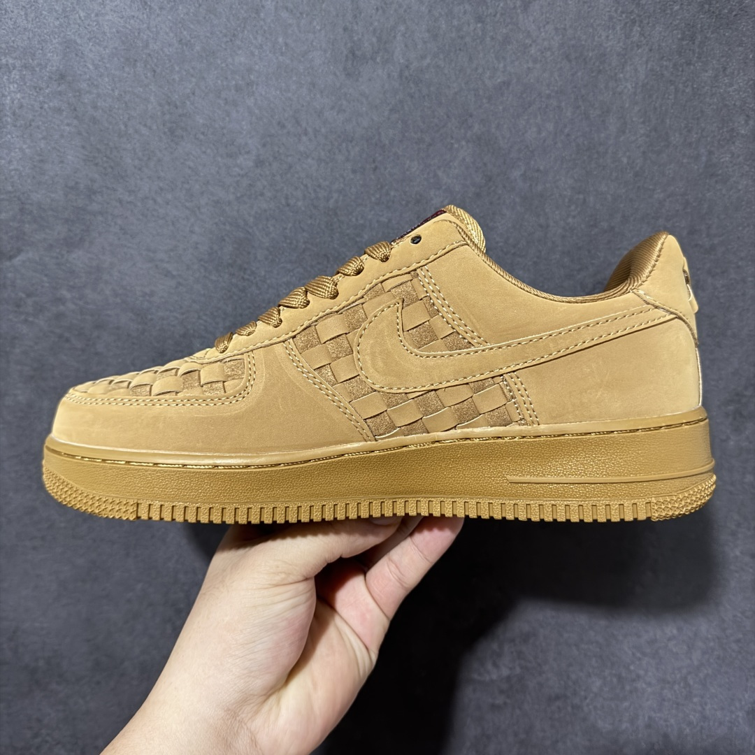 Nk Air Force 1 Low 编织小麦 空军一号低帮编织款板鞋 鞋面采用皮革搭配立体编织方块工艺,质感层次丰富。 Nk Air Force 1 Low 编织小麦 空军一号低帮编织款板鞋 鞋面采用皮革搭配立体编织方块工艺,质感层次丰富。
