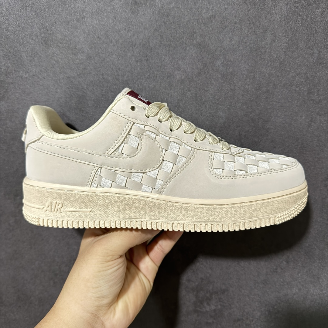 Nk Air Force 1 Low 编织小麦 空军一号低帮编织款板鞋 鞋面采用皮革搭配立体编织方块工艺，质感层次丰富。
