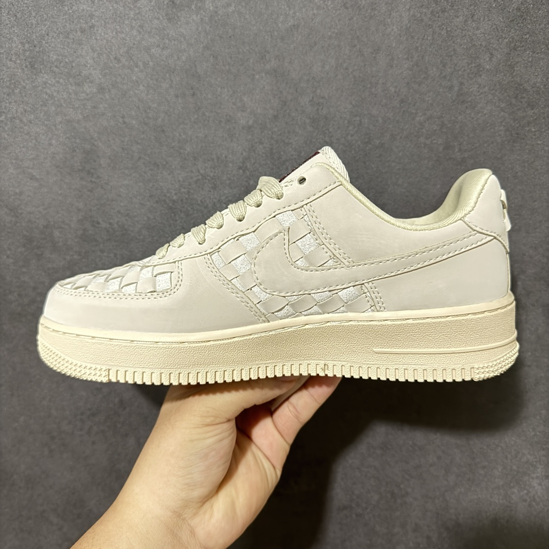 Nk Air Force 1 Low 编织小麦 空军一号低帮编织款板鞋 鞋面采用皮革搭配立体编织方块工艺,质感层次丰富。 Nk Air Force 1 Low 编织小麦 空军一号低帮编织款板鞋 鞋面采用皮革搭配立体编织方块工艺,质感层次丰富。