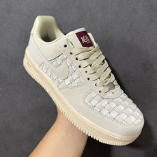 Nk Air Force 1 Low 编织小麦 空军一号低帮编织款板鞋 鞋面采用皮革搭配立体编织方块工艺,质感层次丰富。 Nk Air Force 1 Low 编织小麦 空军一号低帮编织款板鞋 鞋面采用皮革搭配立体编织方块工艺,质感层次丰富。