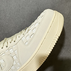 Nk Air Force 1 Low 编织小麦 空军一号低帮编织款板鞋 鞋面采用皮革搭配立体编织方块工艺,质感层次丰富。 Nk Air Force 1 Low 编织小麦 空军一号低帮编织款板鞋 鞋面采用皮革搭配立体编织方块工艺,质感层次丰富。
