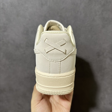 Nk Air Force 1 Low 编织小麦 空军一号低帮编织款板鞋 鞋面采用皮革搭配立体编织方块工艺,质感层次丰富。 Nk Air Force 1 Low 编织小麦 空军一号低帮编织款板鞋 鞋面采用皮革搭配立体编织方块工艺,质感层次丰富。