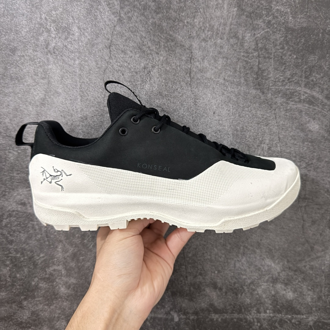 Arcteryx始祖鸟 Konseal Shoe 舒适 防滑耐磨透气支撑抓地 登山鞋 黑白色 正确原盒 全鞋采用头层麂皮
