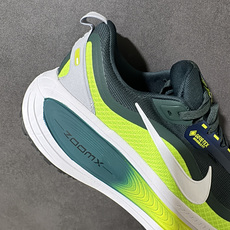 NK Zoom VOMERO 18 Gtx 网面透气轻量跑鞋 拥有 Zoom Air 一如既往的稳定感和流畅感 鞋面采用 NK Zoom VOMERO 18 Gtx 网面透气轻量跑鞋 拥有 Zoom Air 一如既往的稳定感和流畅感 鞋面采用