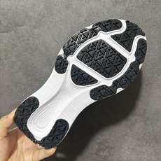 NK Zoom VOMERO 18 Gtx 网面透气轻量跑鞋 拥有 Zoom Air 一如既往的稳定感和流畅感 鞋面采用 NK Zoom VOMERO 18 Gtx 网面透气轻量跑鞋 拥有 Zoom Air 一如既往的稳定感和流畅感 鞋面采用