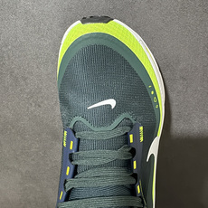 NK Zoom VOMERO 18 Gtx 网面透气轻量跑鞋 拥有 Zoom Air 一如既往的稳定感和流畅感 鞋面采用 NK Zoom VOMERO 18 Gtx 网面透气轻量跑鞋 拥有 Zoom Air 一如既往的稳定感和流畅感 鞋面采用