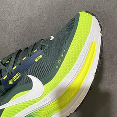 NK Zoom VOMERO 18 Gtx 网面透气轻量跑鞋 拥有 Zoom Air 一如既往的稳定感和流畅感 鞋面采用 NK Zoom VOMERO 18 Gtx 网面透气轻量跑鞋 拥有 Zoom Air 一如既往的稳定感和流畅感 鞋面采用