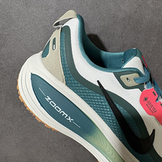 NK Zoom VOMERO 18 Gtx 网面透气轻量跑鞋 拥有 Zoom Air 一如既往的稳定感和流畅感 鞋面采用 NK Zoom VOMERO 18 Gtx 网面透气轻量跑鞋 拥有 Zoom Air 一如既往的稳定感和流畅感 鞋面采用