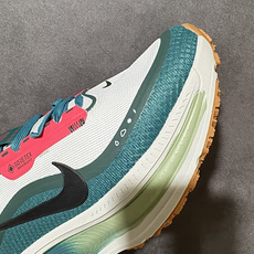 NK Zoom VOMERO 18 Gtx 网面透气轻量跑鞋 拥有 Zoom Air 一如既往的稳定感和流畅感 鞋面采用 NK Zoom VOMERO 18 Gtx 网面透气轻量跑鞋 拥有 Zoom Air 一如既往的稳定感和流畅感 鞋面采用