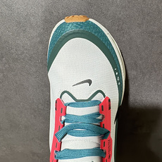 NK Zoom VOMERO 18 Gtx 网面透气轻量跑鞋 拥有 Zoom Air 一如既往的稳定感和流畅感 鞋面采用 NK Zoom VOMERO 18 Gtx 网面透气轻量跑鞋 拥有 Zoom Air 一如既往的稳定感和流畅感 鞋面采用