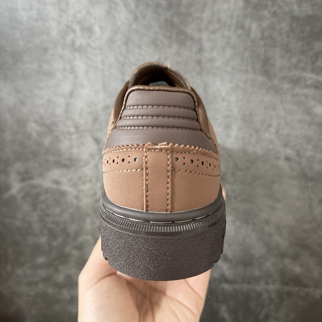 Samba WTR 脱胎于 1960–70 年代 adidas 为冷场足球而生的 Samba 档案鞋型，WTR 即 “W