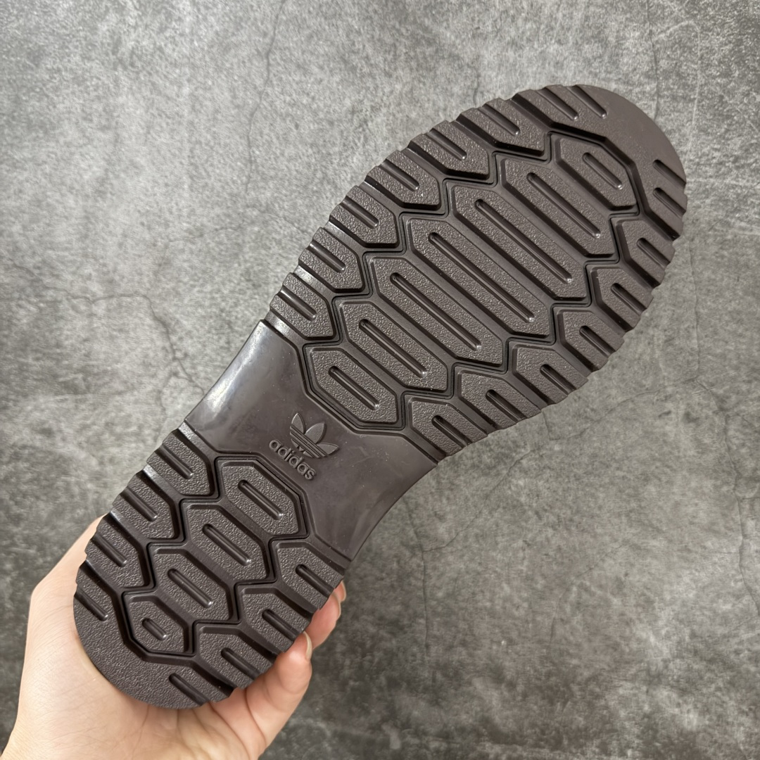 Samba WTR 脱胎于 1960–70 年代 adidas 为冷场足球而生的 Samba 档案鞋型，WTR 即 “W