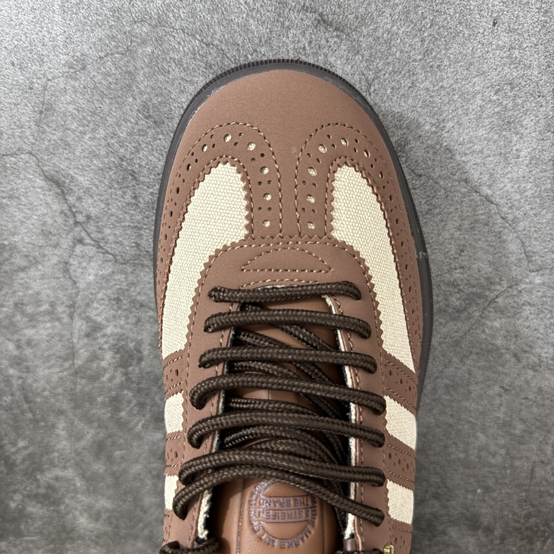 Samba WTR 脱胎于 1960–70 年代 adidas 为冷场足球而生的 Samba 档案鞋型，WTR 即 “W