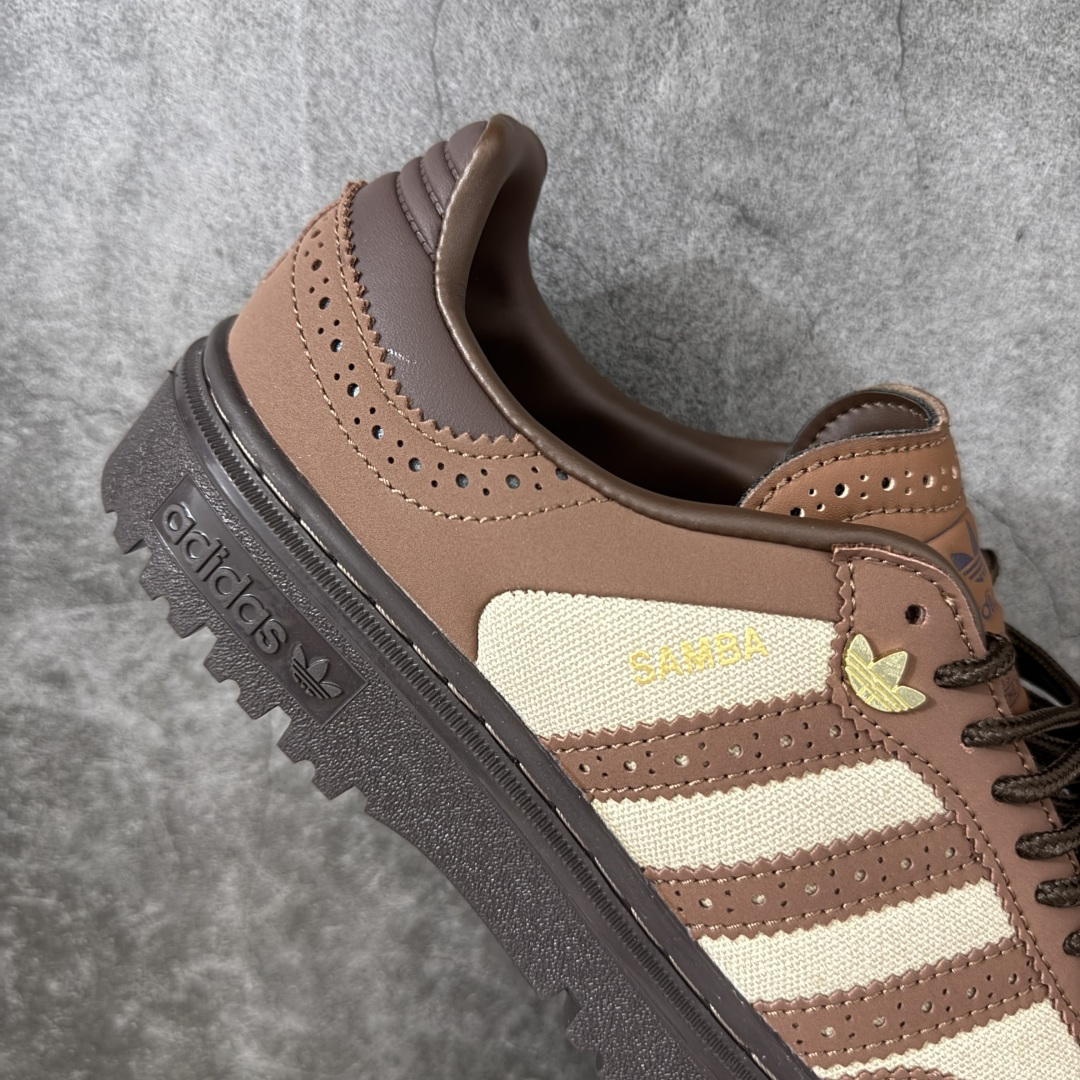 Samba WTR 脱胎于 1960–70 年代 adidas 为冷场足球而生的 Samba 档案鞋型，WTR 即 “W