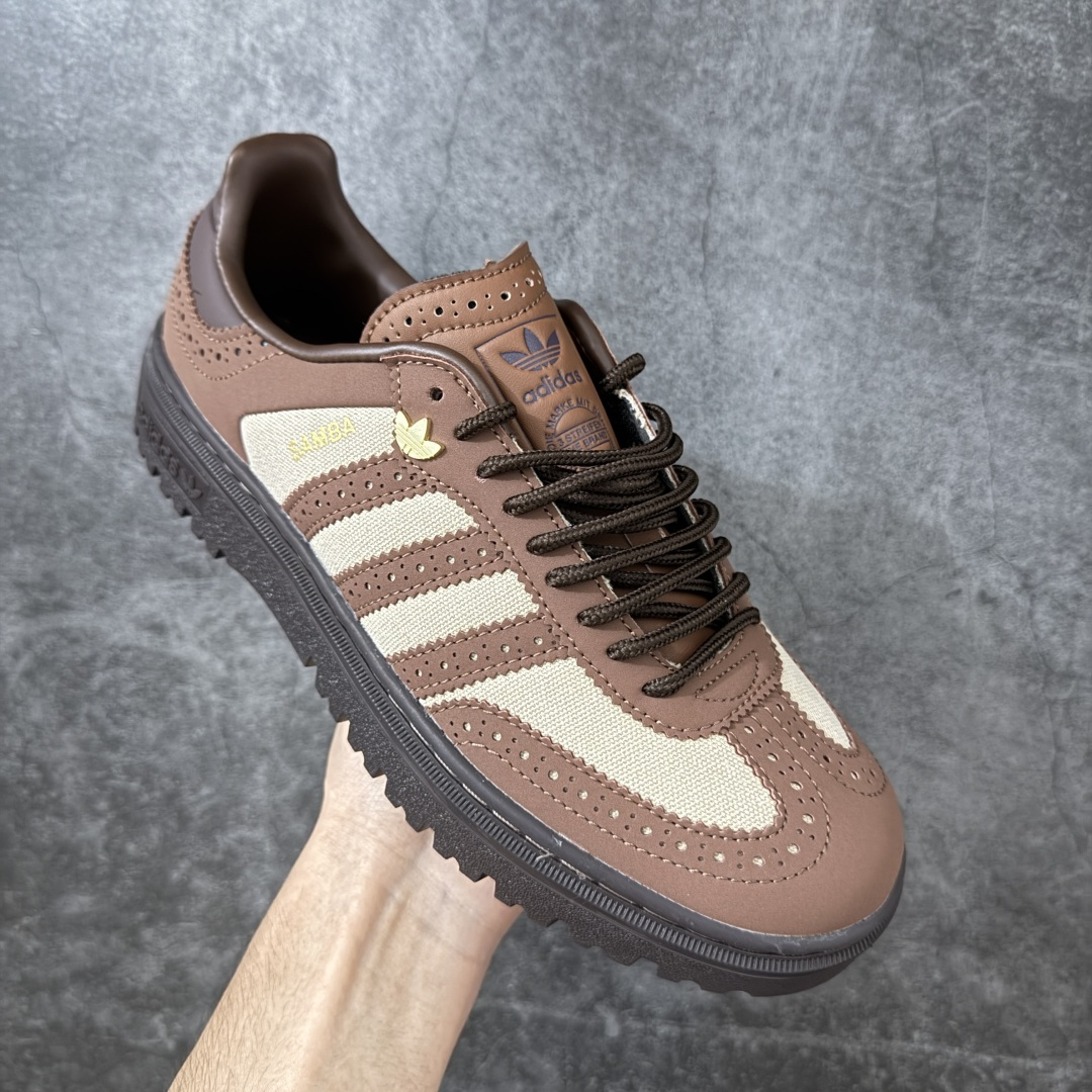 Samba WTR 脱胎于 1960–70 年代 adidas 为冷场足球而生的 Samba 档案鞋型，WTR 即 “W
