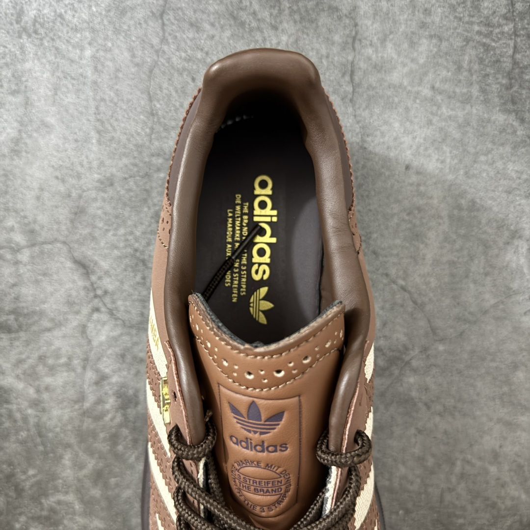 Samba WTR 脱胎于 1960–70 年代 adidas 为冷场足球而生的 Samba 档案鞋型，WTR 即 “W