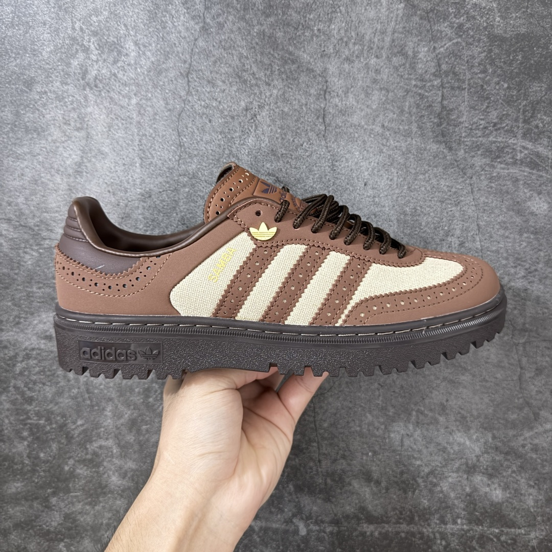 Samba WTR 脱胎于 1960–70 年代 adidas 为冷场足球而生的 Samba 档案鞋型，WTR 即 “W