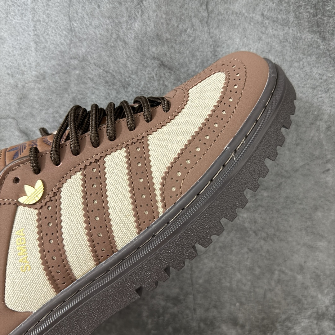 Samba WTR 脱胎于 1960–70 年代 adidas 为冷场足球而生的 Samba 档案鞋型，WTR 即 “W