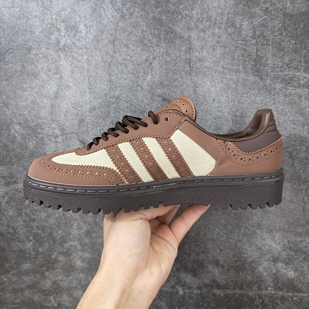 Samba WTR 脱胎于 1960–70 年代 adidas 为冷场足球而生的 Samba 档案鞋型，WTR 即 “W