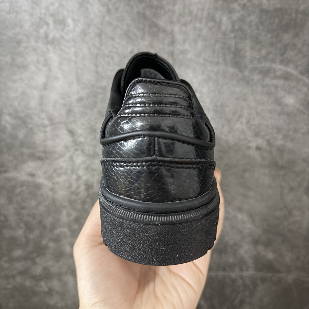 Samba WTR 脱胎于 1960–70 年代 adidas 为冷场足球而生的 Samba 档案鞋型,WTR 即 “W Samba WTR 脱胎于 1960–70 年代 adidas 为冷场足球而生的 Samba 档案鞋型,WTR 即 “W