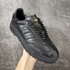 Samba WTR 脱胎于 1960–70 年代 adidas 为冷场足球而生的 Samba 档案鞋型,WTR 即 “W Samba WTR 脱胎于 1960–70 年代 adidas 为冷场足球而生的 Samba 档案鞋型,WTR 即 “W