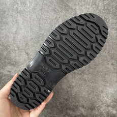 Samba WTR 脱胎于 1960–70 年代 adidas 为冷场足球而生的 Samba 档案鞋型,WTR 即 “W Samba WTR 脱胎于 1960–70 年代 adidas 为冷场足球而生的 Samba 档案鞋型,WTR 即 “W