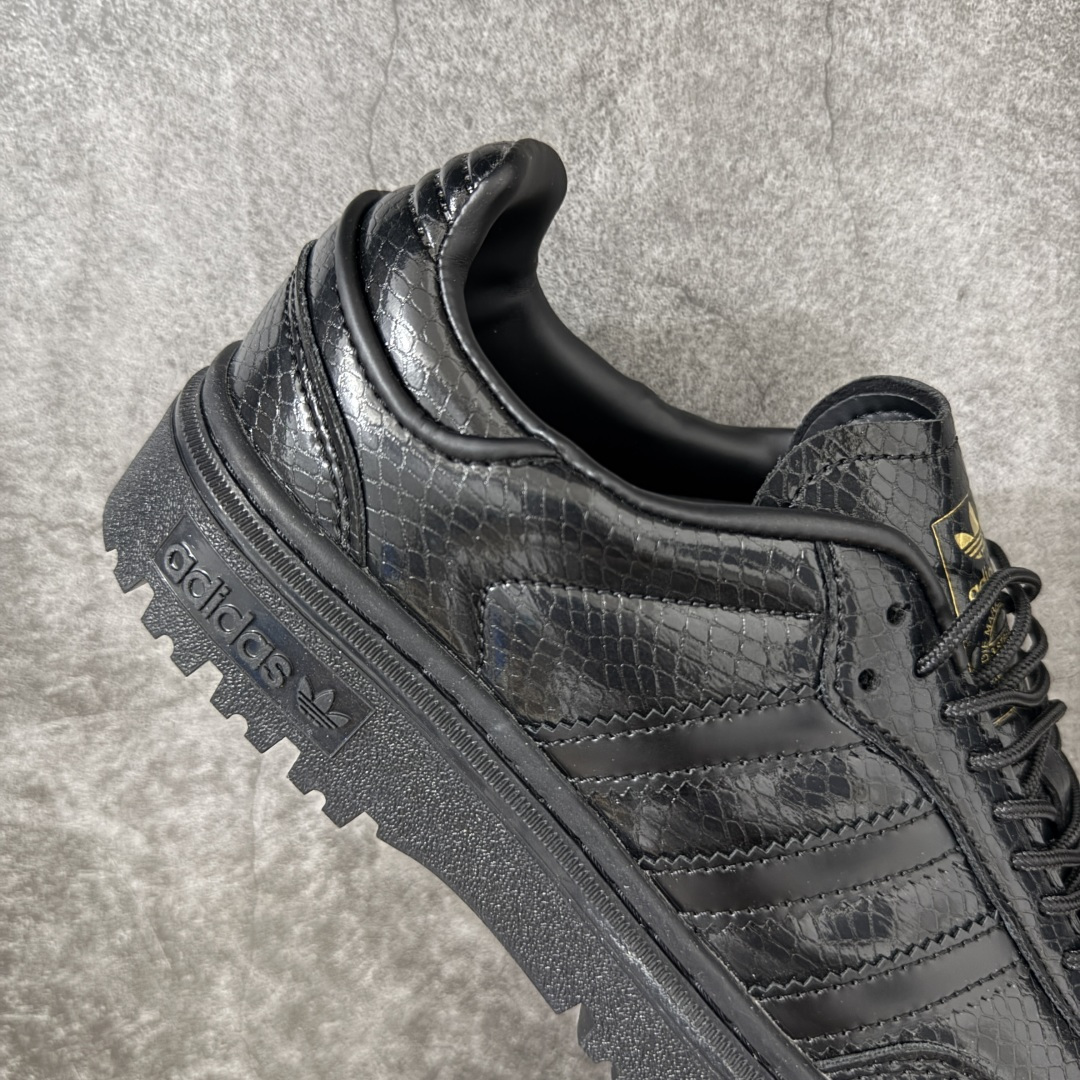 Samba WTR 脱胎于 1960–70 年代 adidas 为冷场足球而生的 Samba 档案鞋型,WTR 即 “W Samba WTR 脱胎于 1960–70 年代 adidas 为冷场足球而生的 Samba 档案鞋型,WTR 即 “W