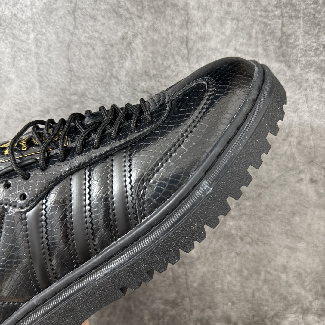 Samba WTR 脱胎于 1960–70 年代 adidas 为冷场足球而生的 Samba 档案鞋型,WTR 即 “W Samba WTR 脱胎于 1960–70 年代 adidas 为冷场足球而生的 Samba 档案鞋型,WTR 即 “W