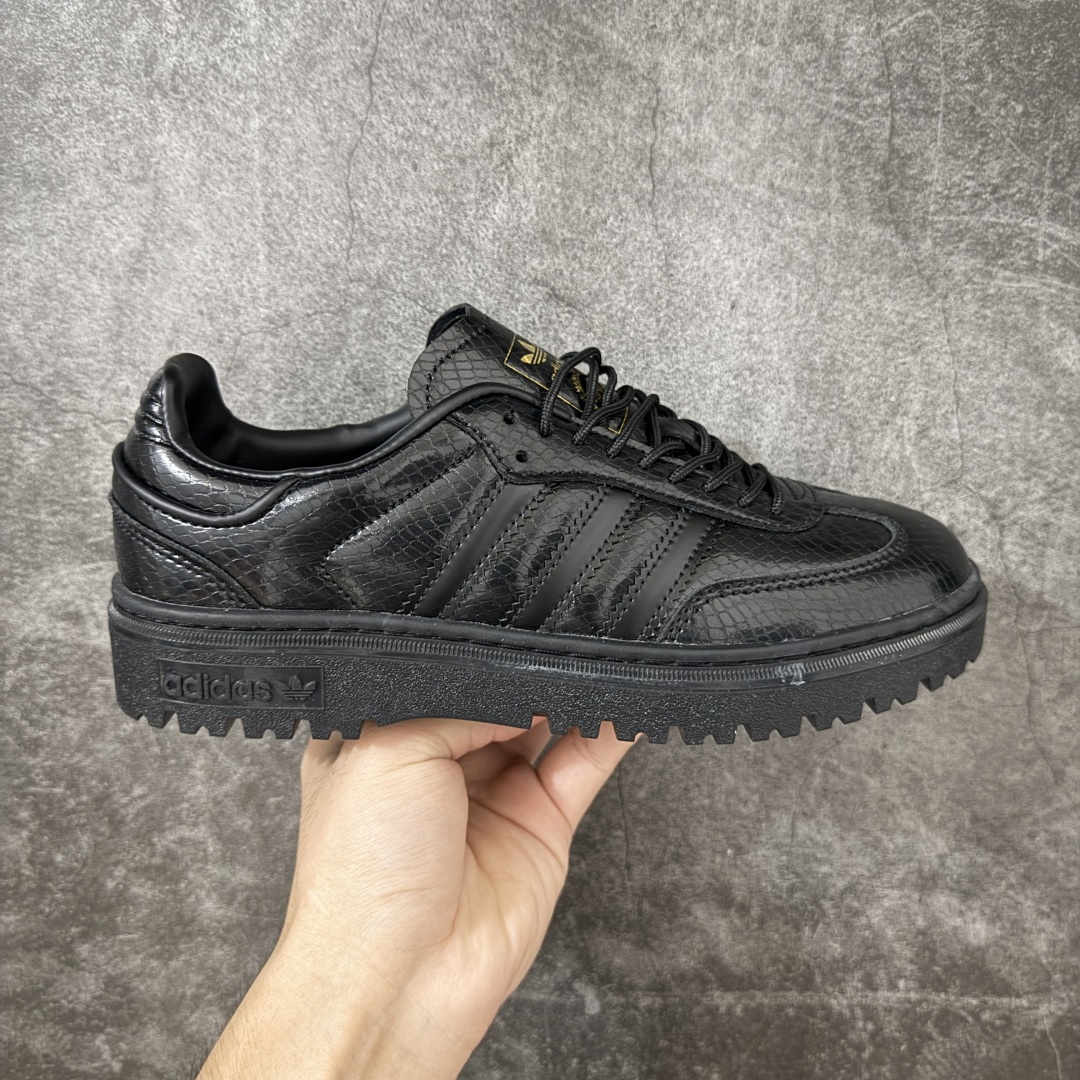 Samba WTR 脱胎于 1960–70 年代 adidas 为冷场足球而生的 Samba 档案鞋型，WTR 即 “W
