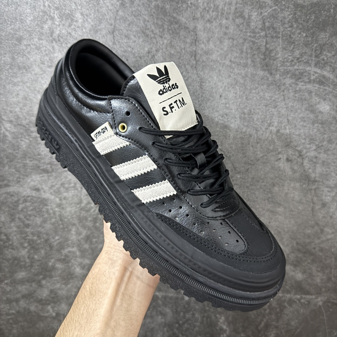 Samba WTR 脱胎于 1960–70 年代 adidas 为冷场足球而生的 Samba 档案鞋型,WTR 即 “W Samba WTR 脱胎于 1960–70 年代 adidas 为冷场足球而生的 Samba 档案鞋型,WTR 即 “W