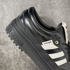 Samba WTR 脱胎于 1960–70 年代 adidas 为冷场足球而生的 Samba 档案鞋型,WTR 即 “W Samba WTR 脱胎于 1960–70 年代 adidas 为冷场足球而生的 Samba 档案鞋型,WTR 即 “W
