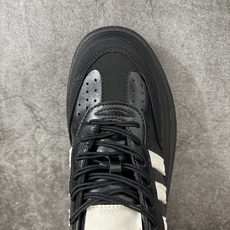 Samba WTR 脱胎于 1960–70 年代 adidas 为冷场足球而生的 Samba 档案鞋型,WTR 即 “W Samba WTR 脱胎于 1960–70 年代 adidas 为冷场足球而生的 Samba 档案鞋型,WTR 即 “W