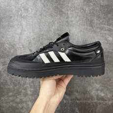 Samba WTR 脱胎于 1960–70 年代 adidas 为冷场足球而生的 Samba 档案鞋型,WTR 即 “W Samba WTR 脱胎于 1960–70 年代 adidas 为冷场足球而生的 Samba 档案鞋型,WTR 即 “W