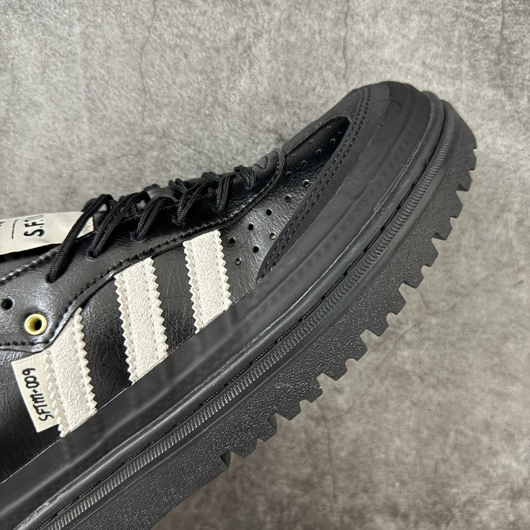 Samba WTR 脱胎于 1960–70 年代 adidas 为冷场足球而生的 Samba 档案鞋型,WTR 即 “W Samba WTR 脱胎于 1960–70 年代 adidas 为冷场足球而生的 Samba 档案鞋型,WTR 即 “W