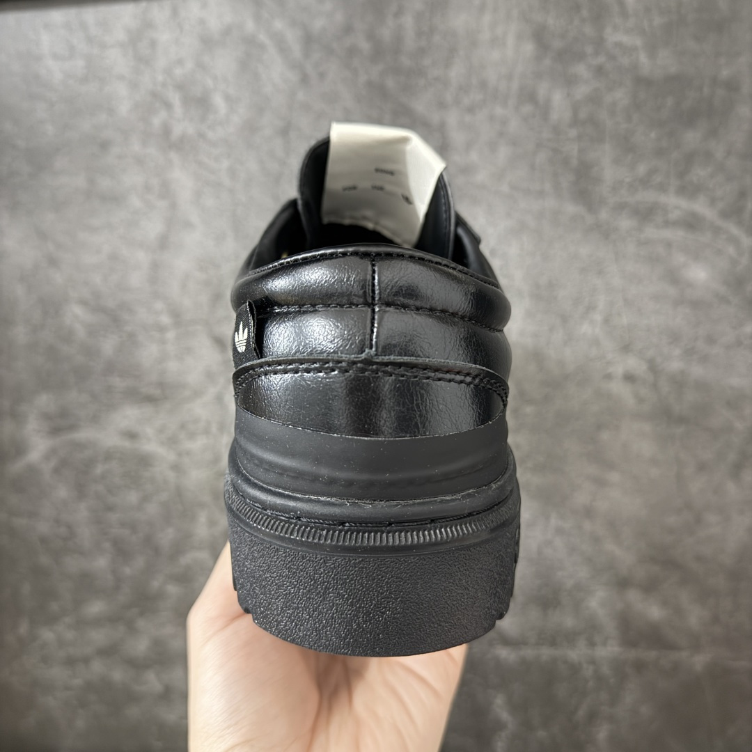Samba WTR 脱胎于 1960–70 年代 adidas 为冷场足球而生的 Samba 档案鞋型,WTR 即 “W Samba WTR 脱胎于 1960–70 年代 adidas 为冷场足球而生的 Samba 档案鞋型,WTR 即 “W