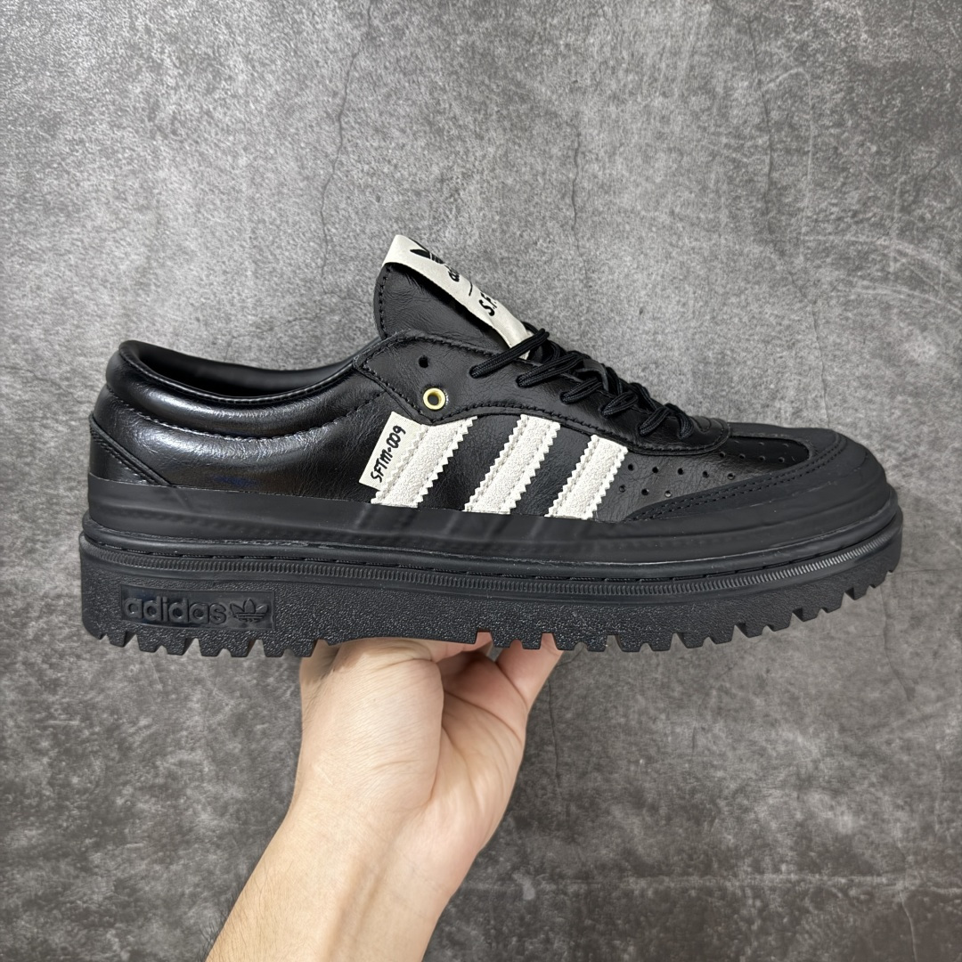 Samba WTR 脱胎于 1960–70 年代 adidas 为冷场足球而生的 Samba 档案鞋型，WTR 即 “W