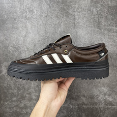 Samba WTR 脱胎于 1960–70 年代 adidas 为冷场足球而生的 Samba 档案鞋型,WTR 即 “W Samba WTR 脱胎于 1960–70 年代 adidas 为冷场足球而生的 Samba 档案鞋型,WTR 即 “W