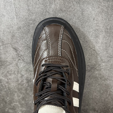 Samba WTR 脱胎于 1960–70 年代 adidas 为冷场足球而生的 Samba 档案鞋型,WTR 即 “W Samba WTR 脱胎于 1960–70 年代 adidas 为冷场足球而生的 Samba 档案鞋型,WTR 即 “W