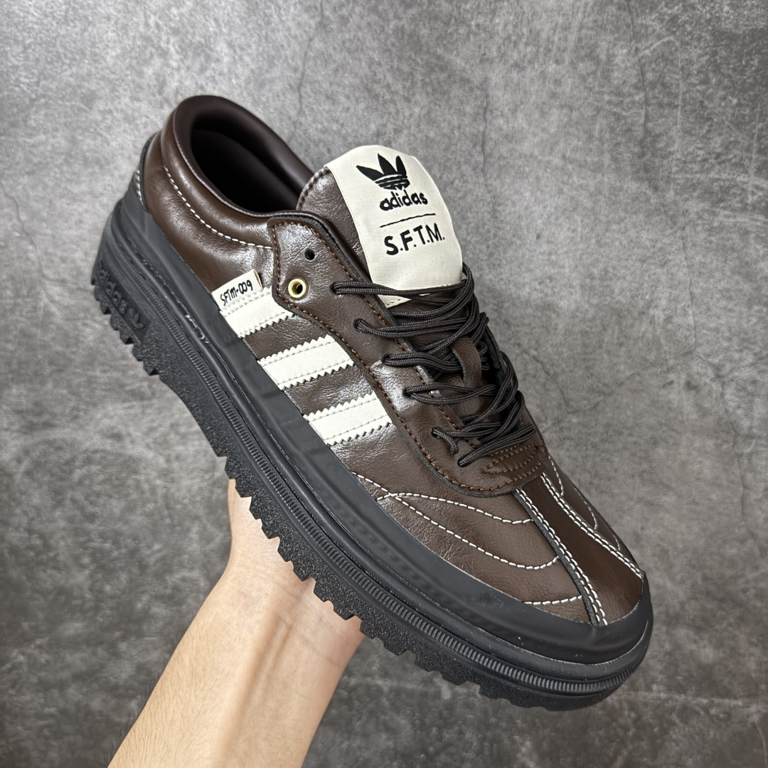 Samba WTR 脱胎于 1960–70 年代 adidas 为冷场足球而生的 Samba 档案鞋型,WTR 即 “W Samba WTR 脱胎于 1960–70 年代 adidas 为冷场足球而生的 Samba 档案鞋型,WTR 即 “W