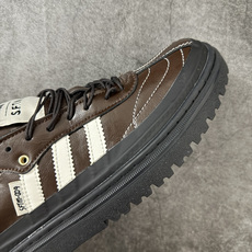 Samba WTR 脱胎于 1960–70 年代 adidas 为冷场足球而生的 Samba 档案鞋型,WTR 即 “W Samba WTR 脱胎于 1960–70 年代 adidas 为冷场足球而生的 Samba 档案鞋型,WTR 即 “W