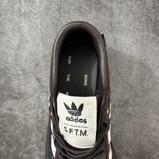 Samba WTR 脱胎于 1960–70 年代 adidas 为冷场足球而生的 Samba 档案鞋型,WTR 即 “W Samba WTR 脱胎于 1960–70 年代 adidas 为冷场足球而生的 Samba 档案鞋型,WTR 即 “W