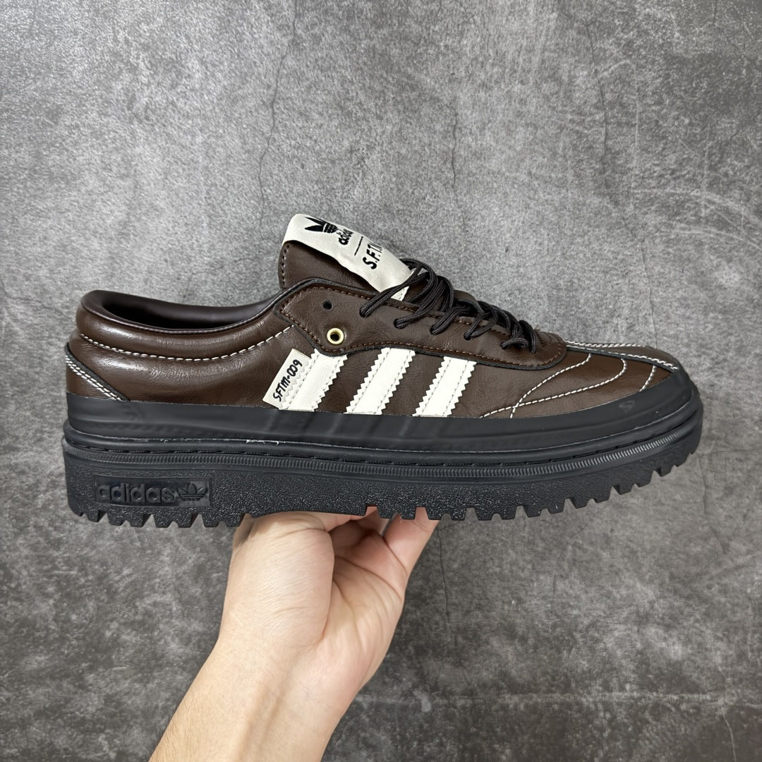 Samba WTR 脱胎于 1960–70 年代 adidas 为冷场足球而生的 Samba 档案鞋型，WTR 即 “W