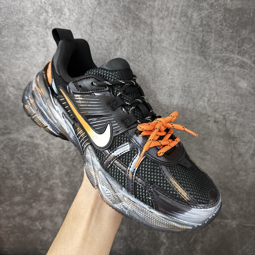 Nike V2K Run 减震防滑复古低帮跑步鞋 #鞋款被命名为 Runtekk 设计上借鉴了 2000 年的跑鞋风格 Nike V2K Run 减震防滑复古低帮跑步鞋 #鞋款被命名为 Runtekk 设计上借鉴了 2000 年的跑鞋风格