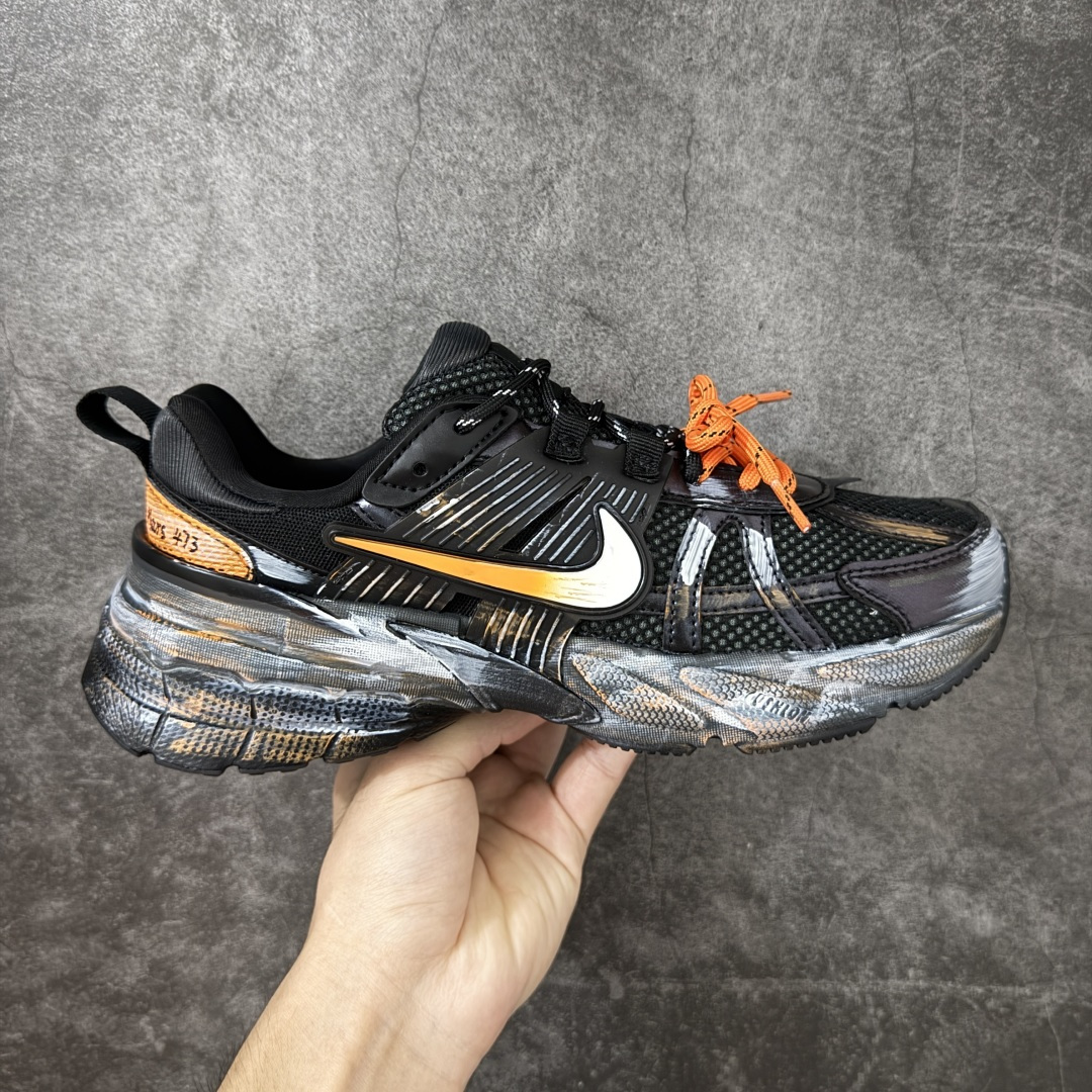 Nike V2K Run 减震防滑复古低帮跑步鞋 #鞋款被命名为 Runtekk 设计上借鉴了 2000 年的跑鞋风格 