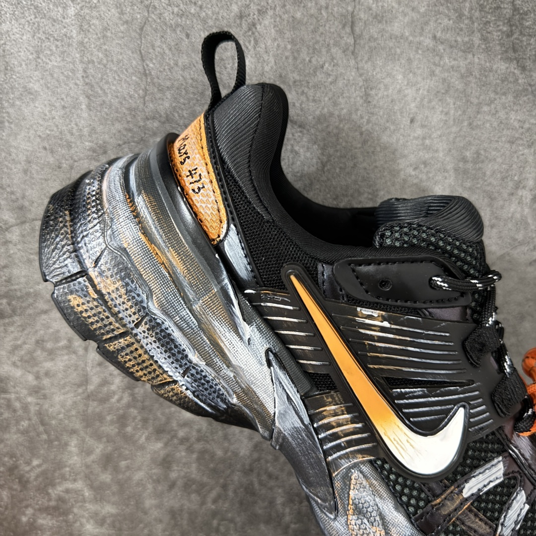 Nike V2K Run 减震防滑复古低帮跑步鞋 #鞋款被命名为 Runtekk 设计上借鉴了 2000 年的跑鞋风格 Nike V2K Run 减震防滑复古低帮跑步鞋 #鞋款被命名为 Runtekk 设计上借鉴了 2000 年的跑鞋风格