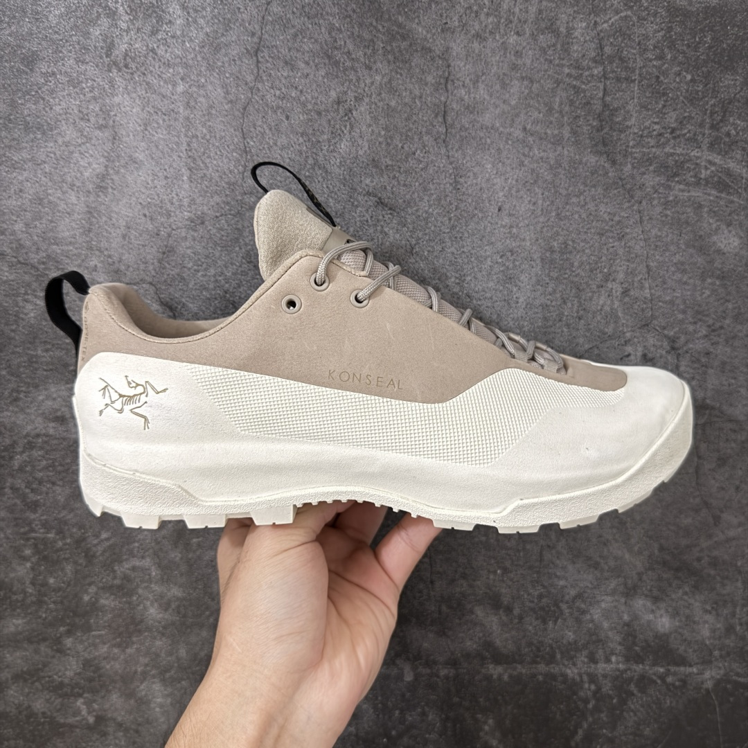 Arcteryx始祖鸟 Konseal Shoe 舒适 防滑耐磨透气支撑抓地 登山鞋 白浅棕卡其色 正确原盒 全鞋采用头