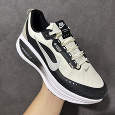 NK Zoom VOMERO 18 Gtx 网面透气轻量跑鞋 拥有 Zoom Air 一如既往的稳定感和流畅感 鞋面采用 NK Zoom VOMERO 18 Gtx 网面透气轻量跑鞋 拥有 Zoom Air 一如既往的稳定感和流畅感 鞋面采用
