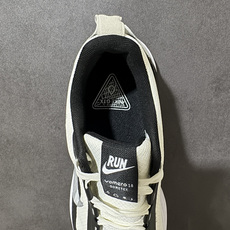 NK Zoom VOMERO 18 Gtx 网面透气轻量跑鞋 拥有 Zoom Air 一如既往的稳定感和流畅感 鞋面采用 NK Zoom VOMERO 18 Gtx 网面透气轻量跑鞋 拥有 Zoom Air 一如既往的稳定感和流畅感 鞋面采用