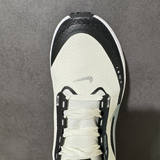 NK Zoom VOMERO 18 Gtx 网面透气轻量跑鞋 拥有 Zoom Air 一如既往的稳定感和流畅感 鞋面采用 NK Zoom VOMERO 18 Gtx 网面透气轻量跑鞋 拥有 Zoom Air 一如既往的稳定感和流畅感 鞋面采用